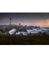 Phare du Créac'h — Lumière chaude sous le grain sur la côte sauvage d'Ouessant