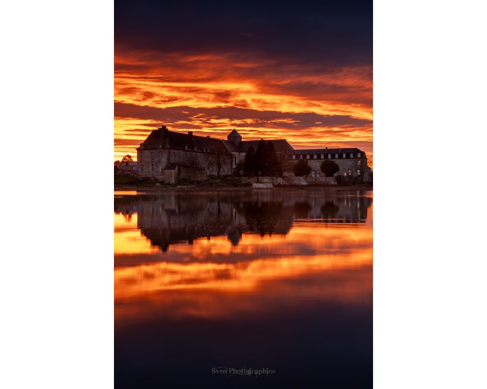 Coucher de soleil flamboyant sur l'abbaye de Paimpont