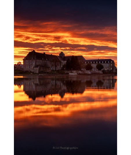 Coucher de soleil flamboyant sur l'abbaye de Paimpont