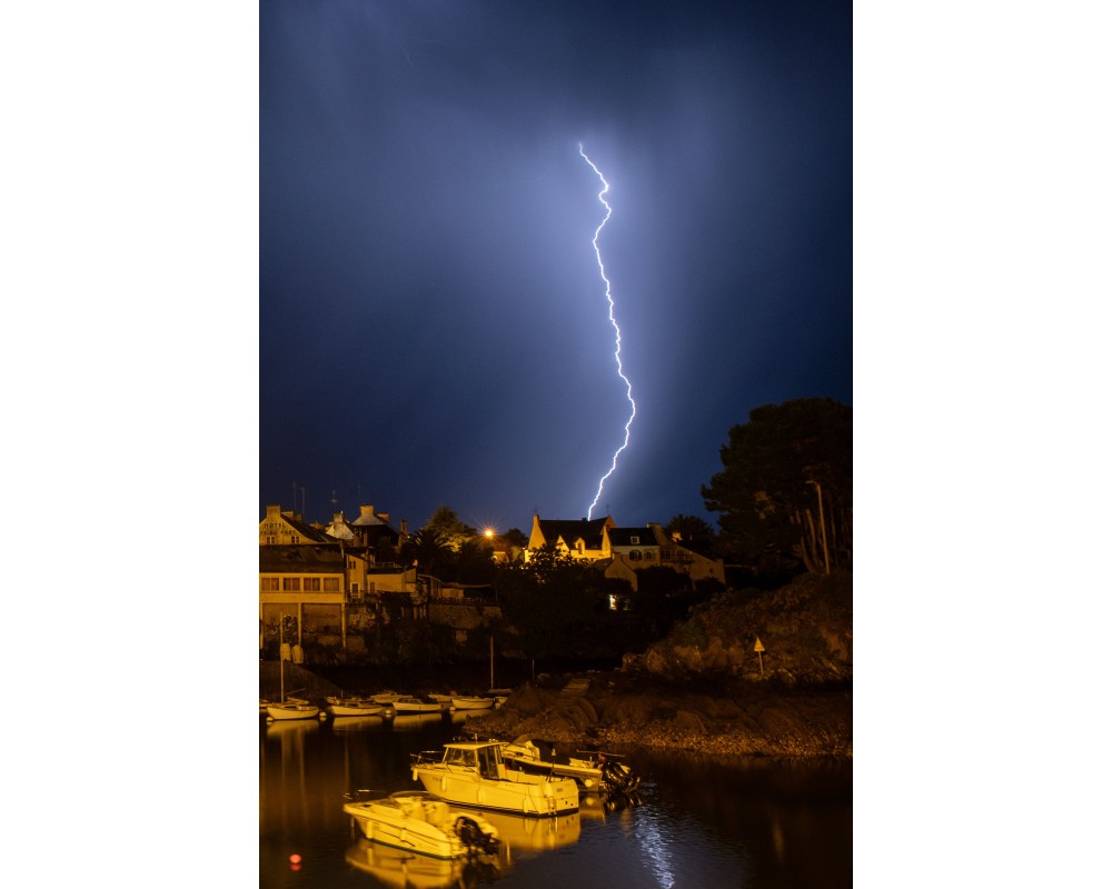 Éclair au-dessus du port de Doëlan la nuit