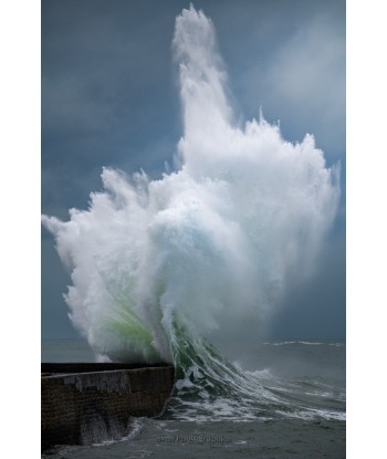Tempête Aline à Lomener, gerbe d'écume sur la digue