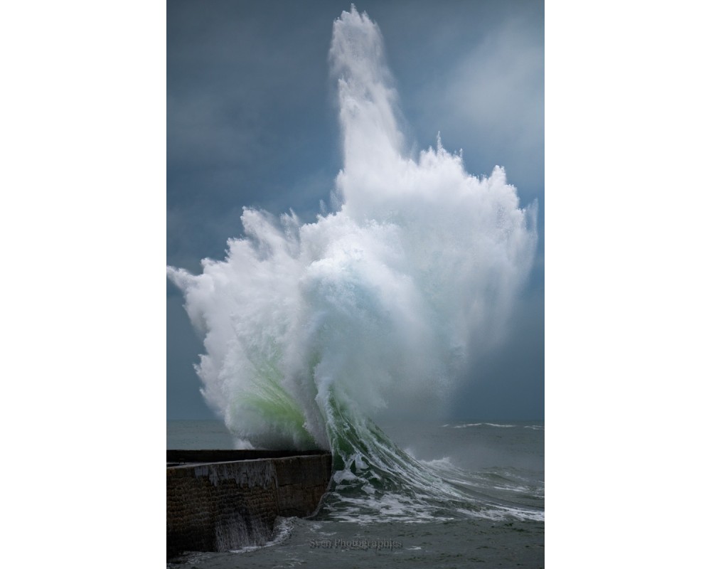 Tempête Aline à Lomener, gerbe d'écume sur la digue