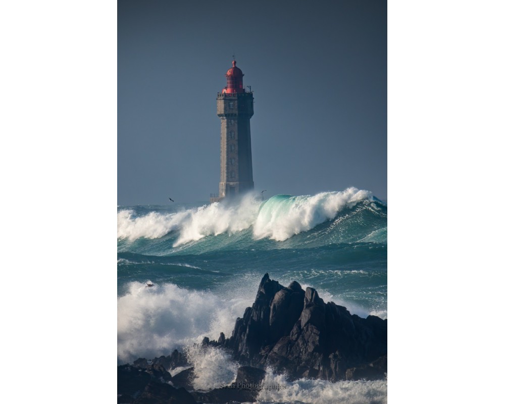 Tempête Ciarán, le phare de la Jument vu d'Ouessant