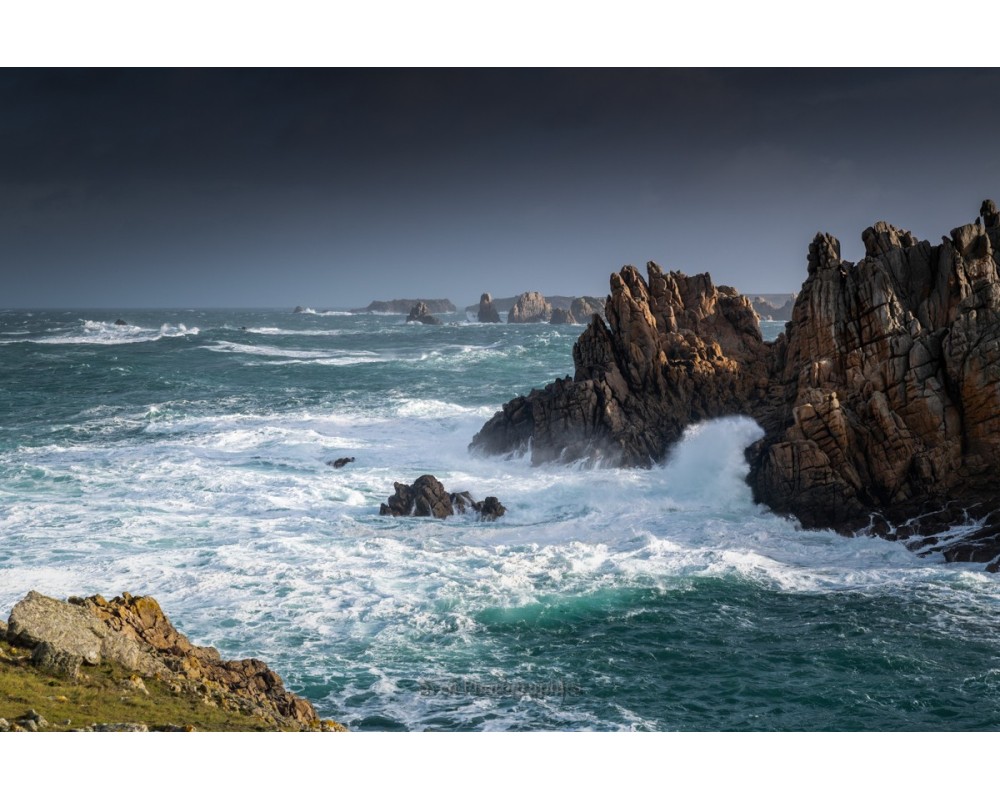 Tempête Ciarán à Ouessant, arche rocheuse et mer blanche