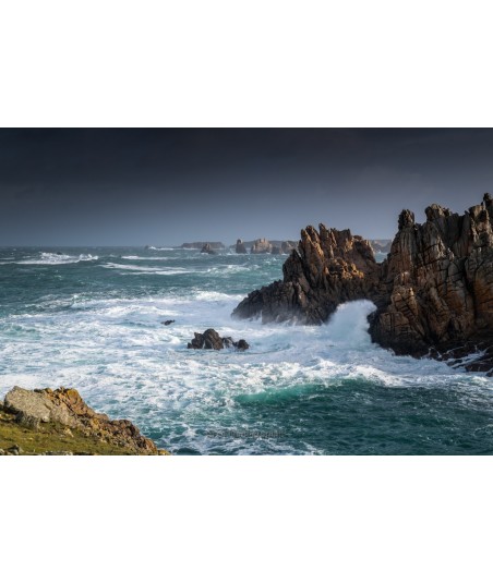 Tempête Ciarán à Ouessant, arche rocheuse et mer blanche
