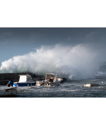 Tempête Céline, la vague passe sur le port à Quiberon