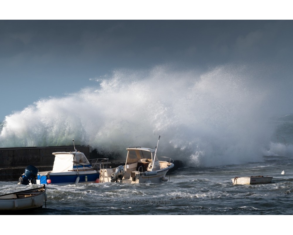 Tempête Céline, la vague passe sur le port à Quiberon