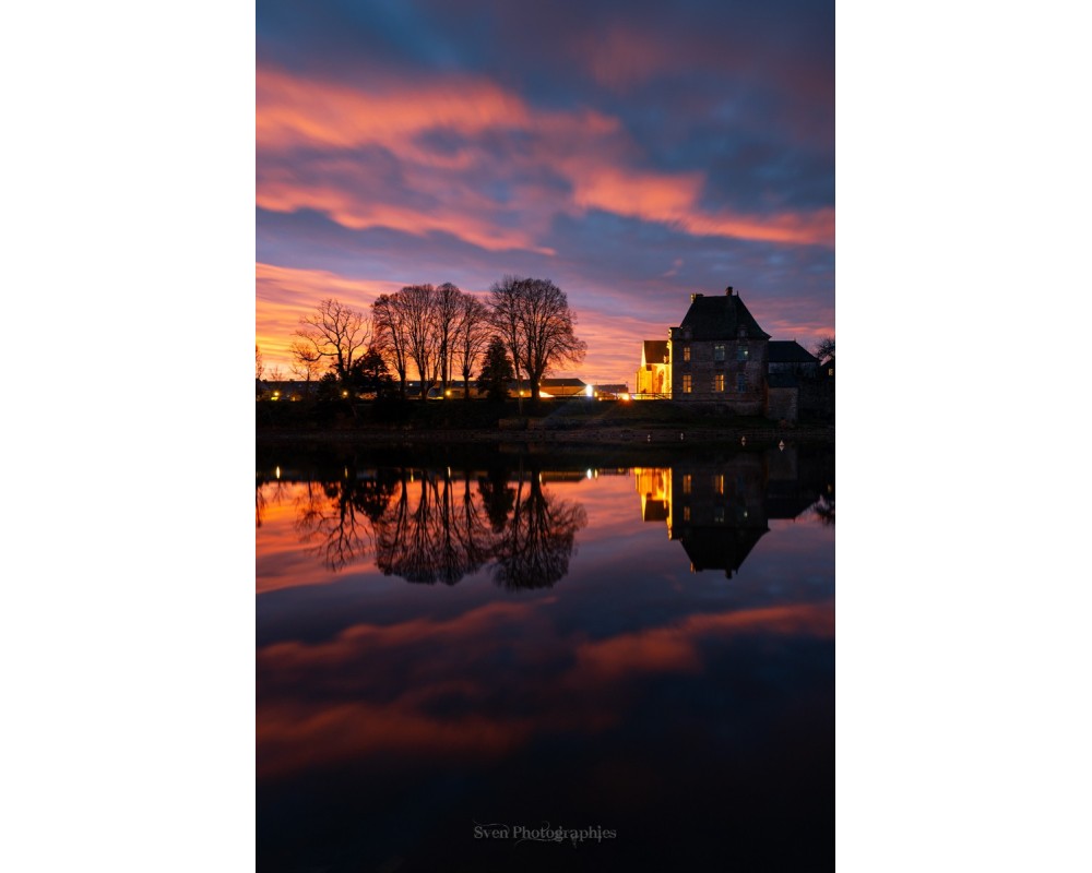 Abbaye de Paimpont éclairée au coucher du soleil