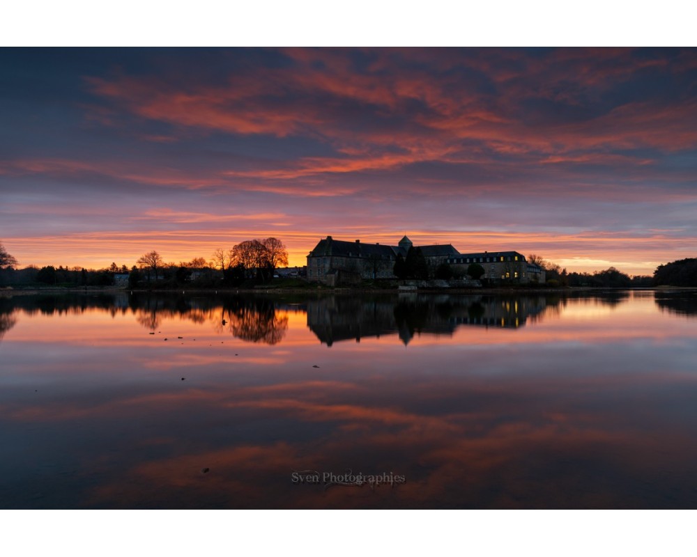Étang de Paimpont, reflet parfait au crépuscule