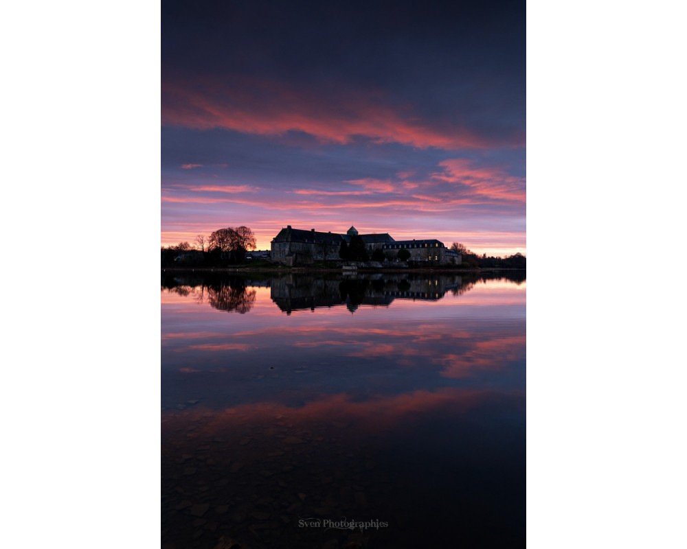 Étang de Paimpont au crépuscule, ciel rose