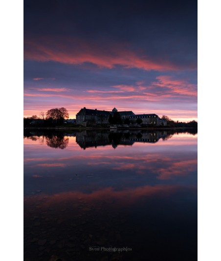 Étang de Paimpont au crépuscule, ciel rose