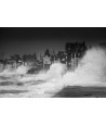 Saint-Malo — écume sur les façades, tempête Karlotta de nuit, noir et blanc