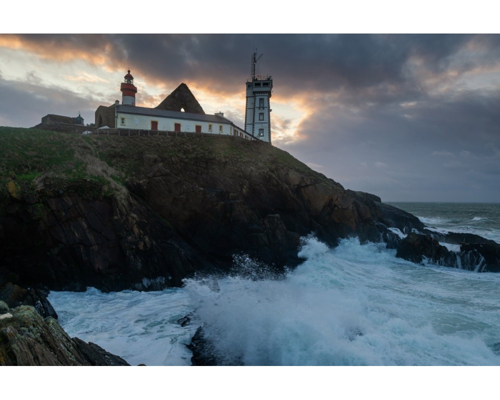 Pointe Saint-Mathieu, phare et vagues sous un ciel d'orage