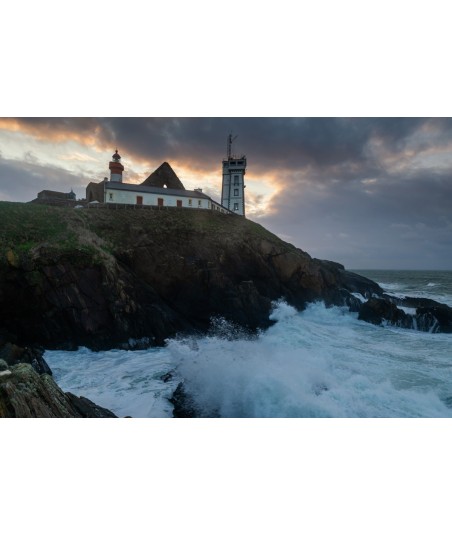 Pointe Saint-Mathieu, phare et vagues sous un ciel d'orage