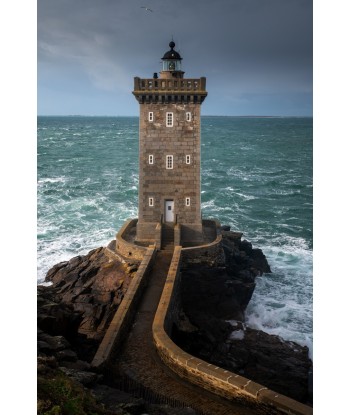 Phare de Kermorvan et sa passerelle dans la mer agitée