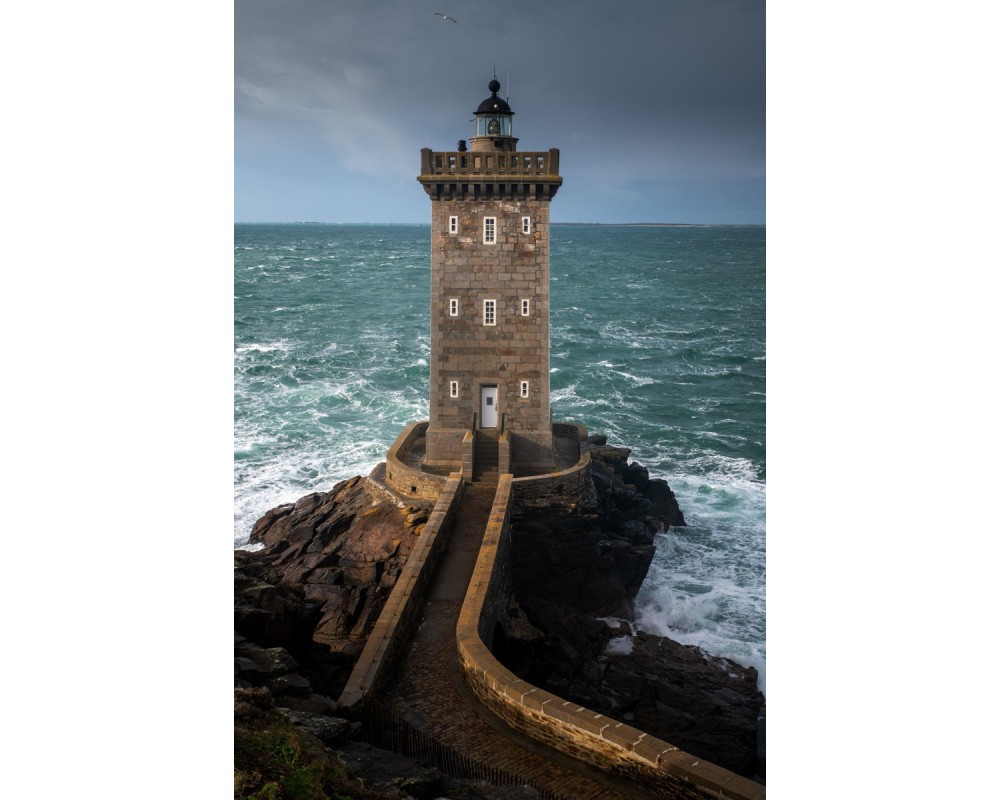 Phare de Kermorvan et sa passerelle dans la mer agitée