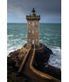Phare de Kermorvan et sa passerelle dans la mer agitée