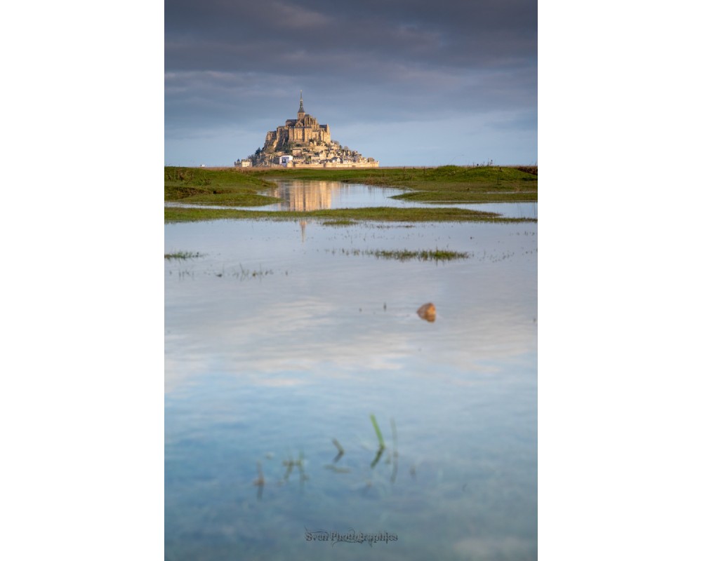Mont-Saint-Michel au-dessus de la baie inondée