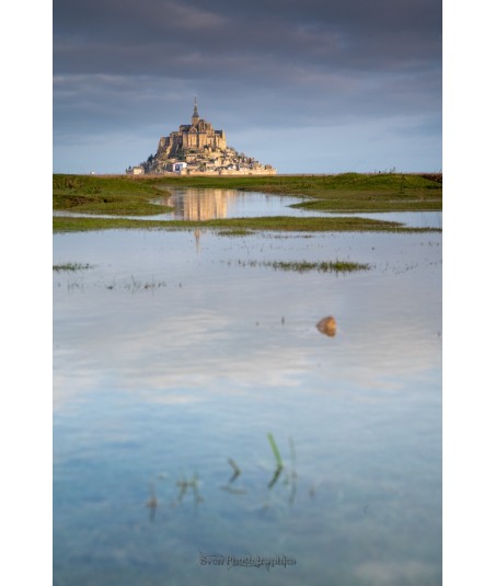 Mont-Saint-Michel au-dessus de la baie inondée