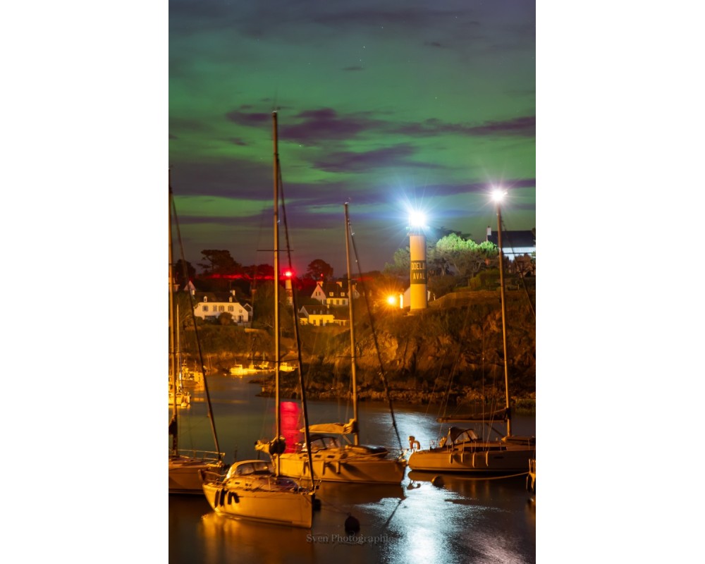 Aurore boréale verte au-dessus du port de Doëlan