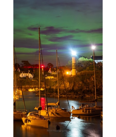Aurore boréale verte au-dessus du port de Doëlan