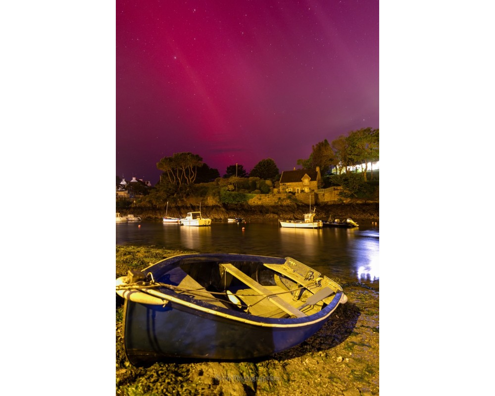 Aurore boréale rouge sur le port de Doëlan, barque échouée