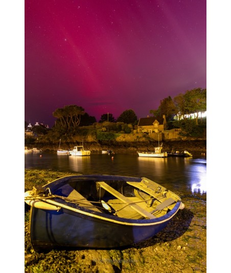 Aurore boréale rouge sur le port de Doëlan, barque échouée