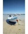Barque bleue et bouée orange à marée basse sur la plage de Tremazan