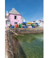 Île de Sein — maison rose et kayaks colorés au bord du quai