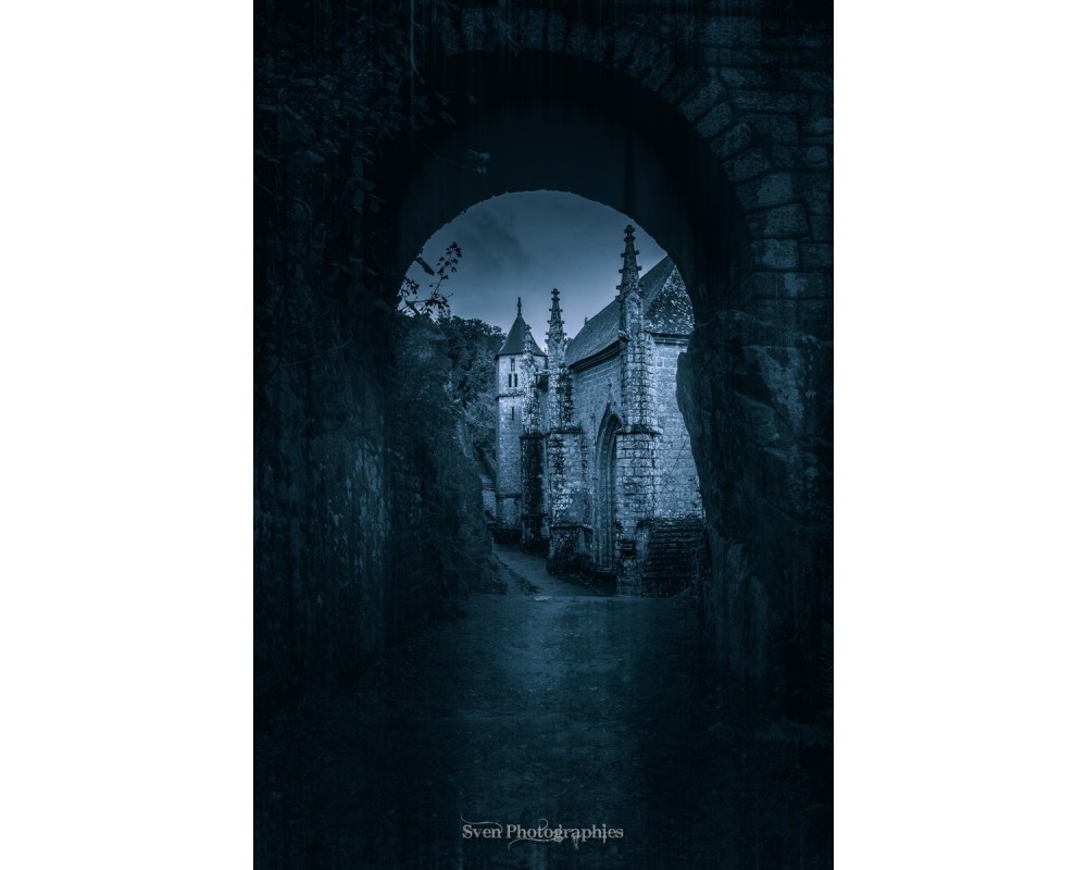 Chapelle Sainte-Barbe du Faouët à travers une arche — noir et blanc