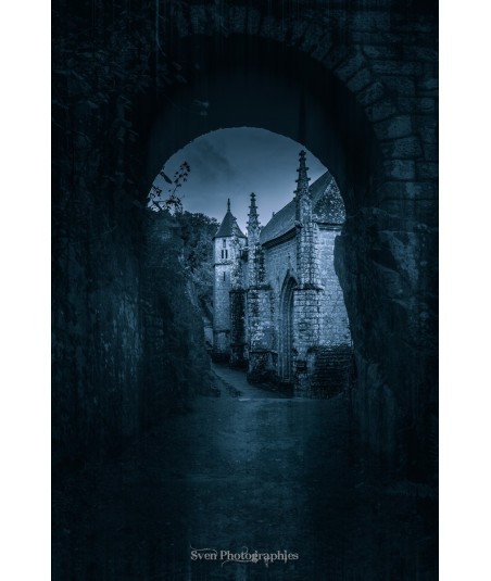 Chapelle Sainte-Barbe du Faouët à travers une arche — noir et blanc