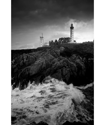Pointe Saint-Mathieu — phare et abbaye en noir et blanc