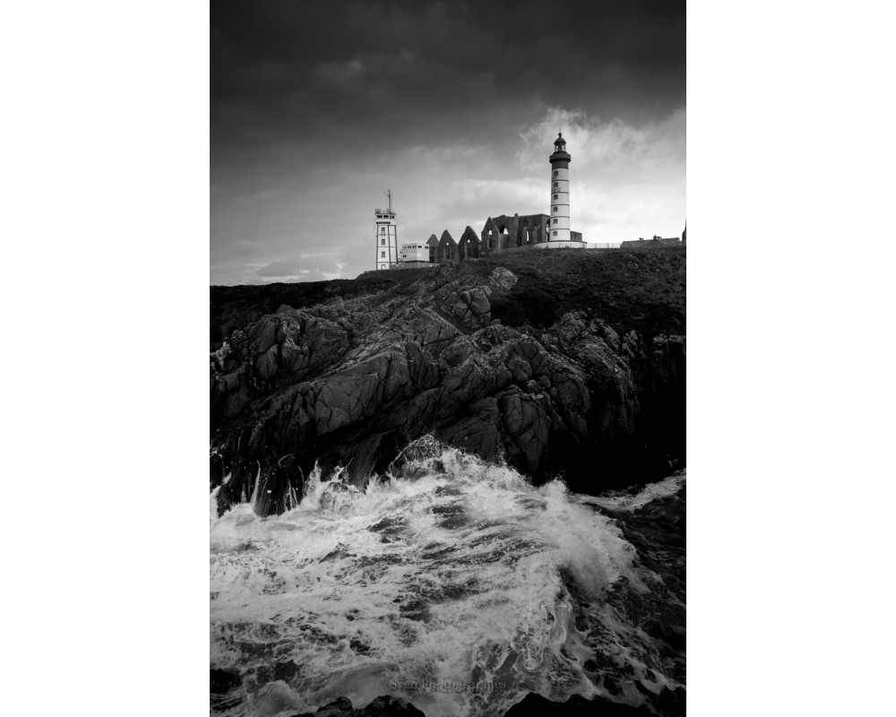 Pointe Saint-Mathieu — phare et abbaye en noir et blanc