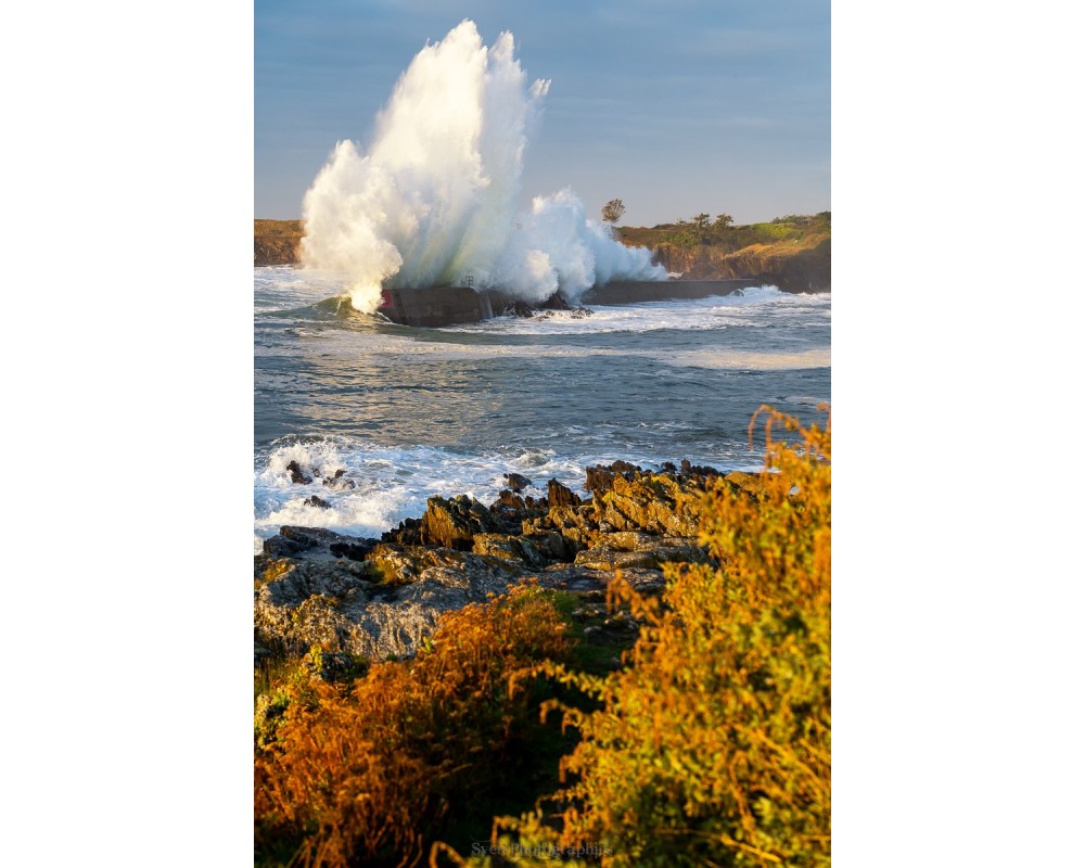 Tempête Kirk à Doëlan, gerbe d'écume et feuillages d'automne