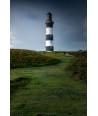 Ouessant — phare du Créac'h depuis la lande verte, ciel nuageux