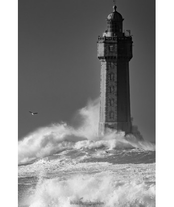 Phare de la Jument dans la tempête, Ouessant — noir et blanc