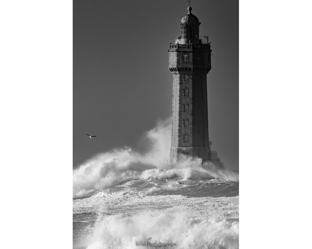 Phare de la Jument dans la tempête, Ouessant — noir et blanc