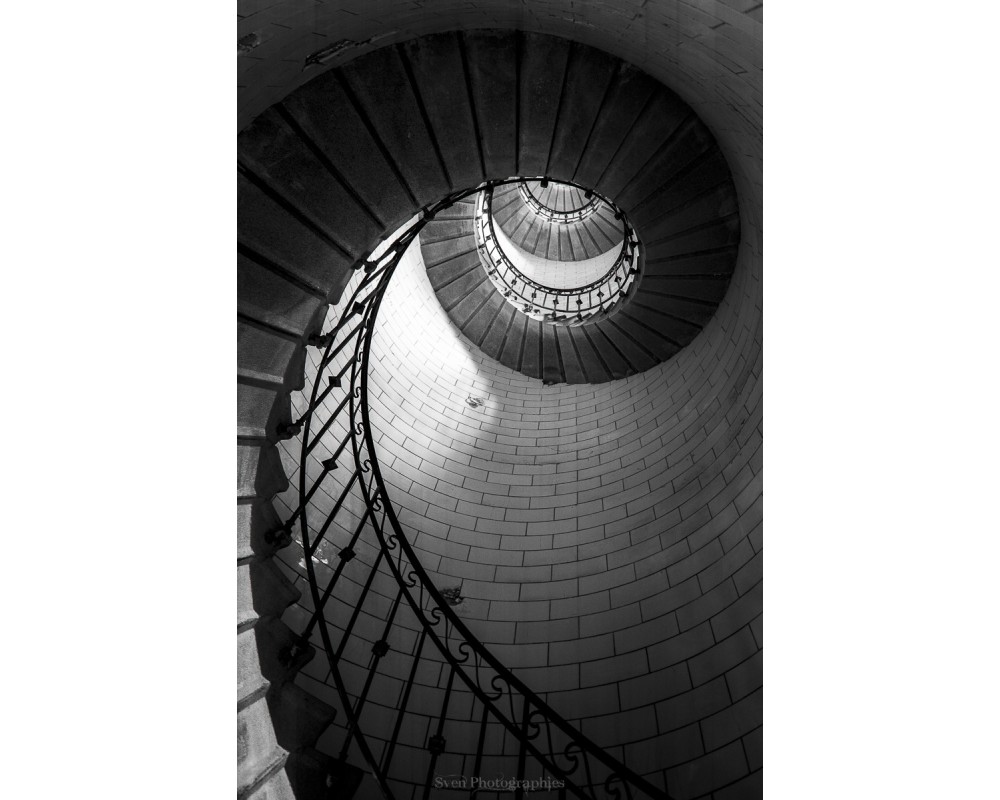 Escalier du phare d'Eckmühl — spirale en noir et blanc, Penmarc'h