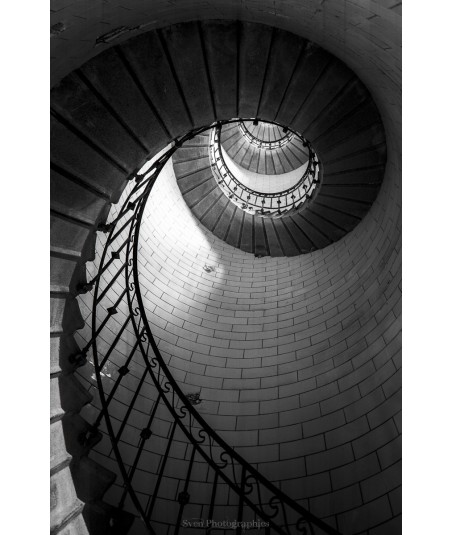 Escalier du phare d'Eckmühl — spirale en noir et blanc, Penmarc'h