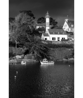 Phare de Doëlan au-dessus des arbres — port en noir et blanc