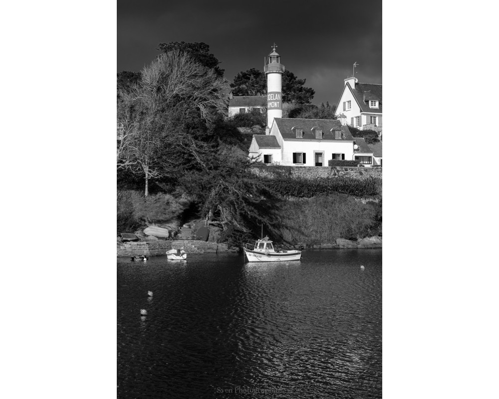Phare de Doëlan au-dessus des arbres — port en noir et blanc