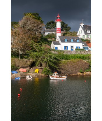 Phare rouge et blanc sous...