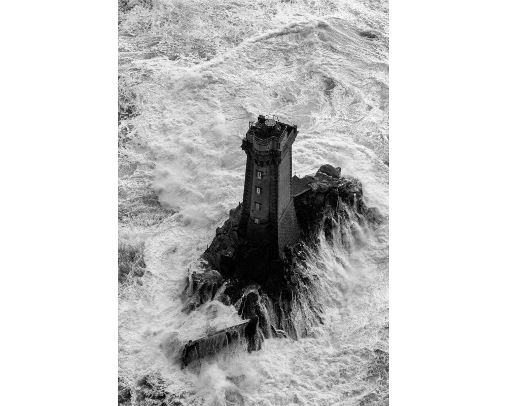 Phare de la Vieille dans l'écume, raz de Sein — noir et blanc