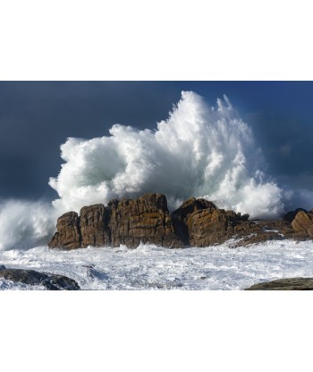 Tempête Herminia, gerbe d'écume sur les rochers de Lesconil