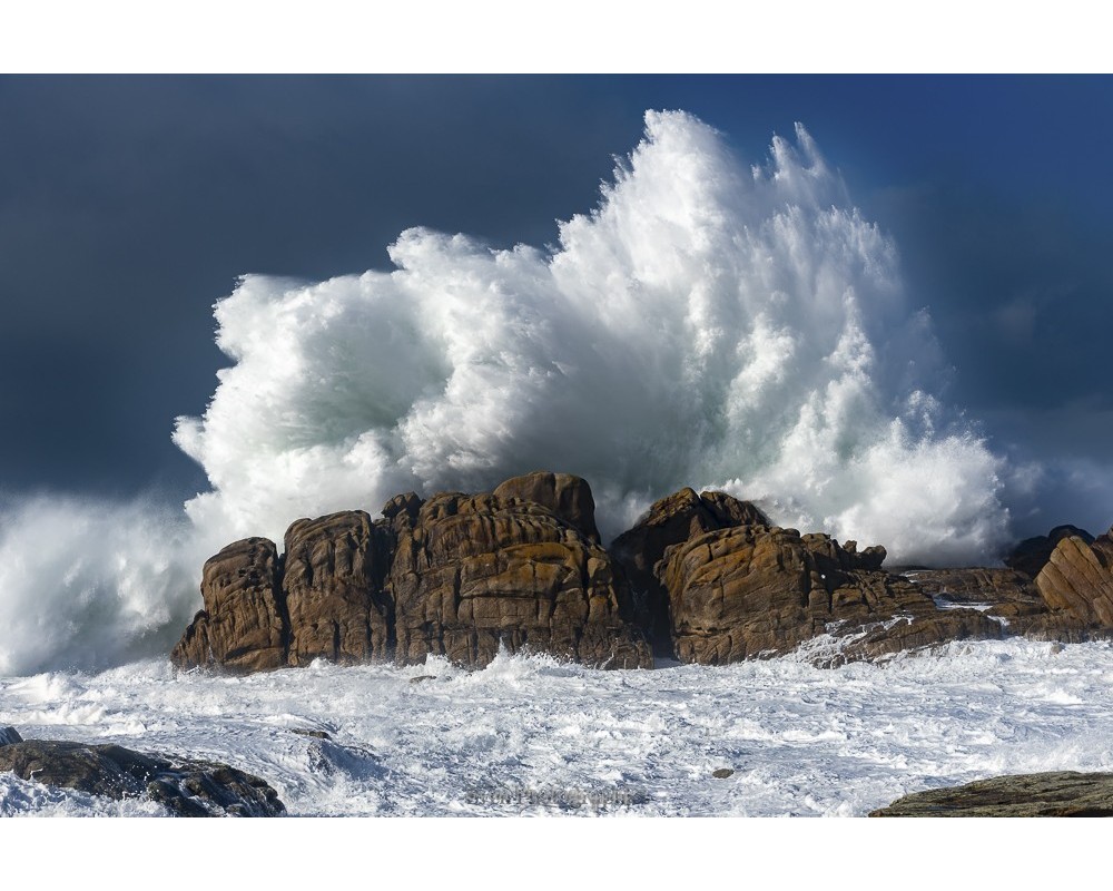 Tempête Herminia, gerbe d'écume sur les rochers de Lesconil