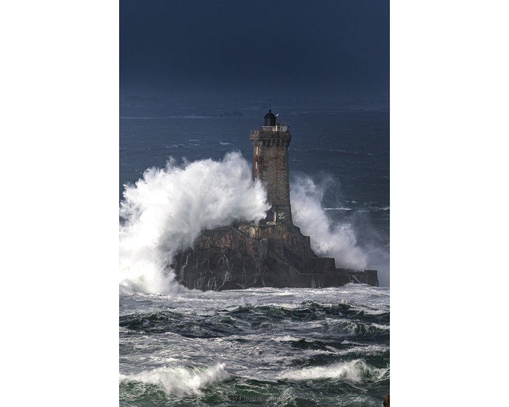 Tempête Herminia, la vague enveloppe le phare de la Vieille
