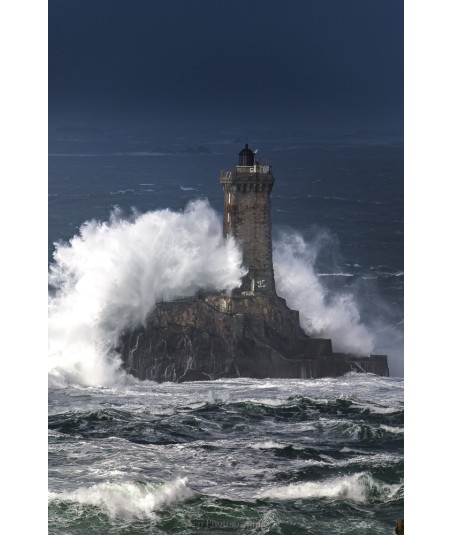 Tempête Herminia, la vague enveloppe le phare de la Vieille