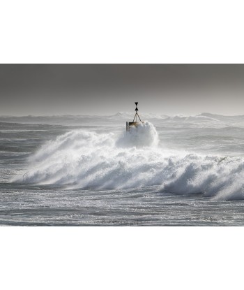 Tempête Herminia, phare dans les vagues — tons gris