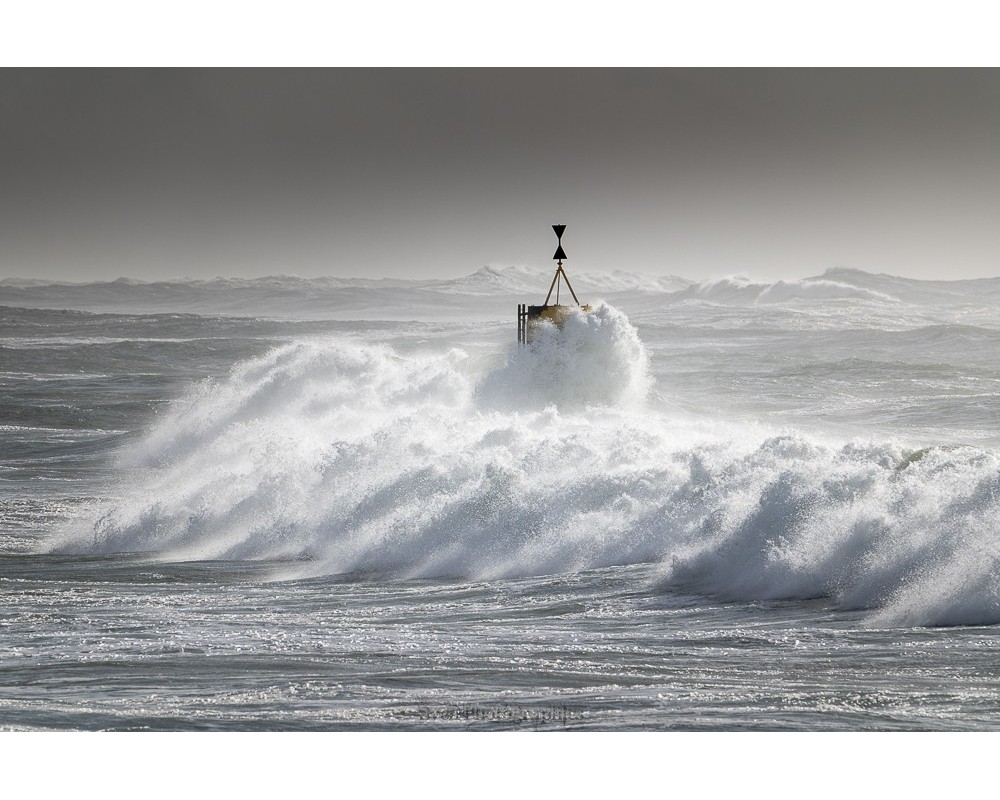 Tempête Herminia, phare dans les vagues — tons gris