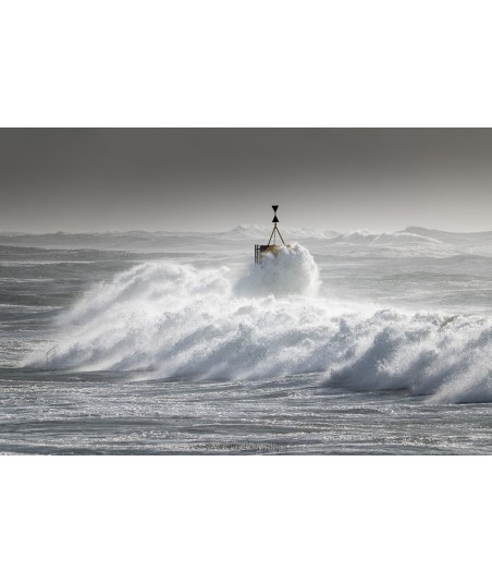 Tempête Herminia, phare dans les vagues — tons gris